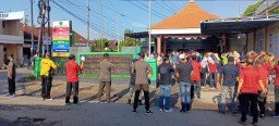 Pentingnya Jaga Kesehatan Tubuh, Anggota Koramil 0816/11 Tarik Senam SKJ Bersama Warga Masyarakat Kec. Tarik