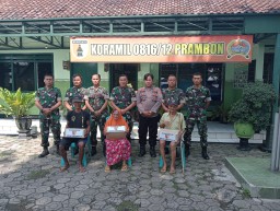 TNI-Polri Berikan Sembako pada Masyarakat Prambon dalam Kegiatan Bhakti Sosial