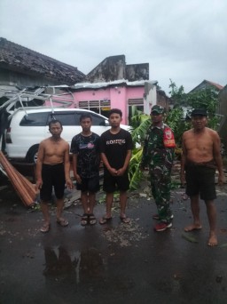 Tanggap Bencana Alam, Babinsa Koramil 0816/11 Tarik Bantu Warga Yang Terdampak Puting Beliung