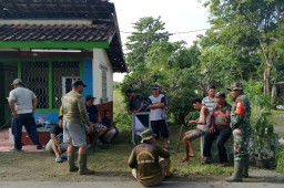 Babinsa Koramil 0816/09 Krian, Serda Suhendri Bertekad Membangun Kebersamaan Melalui Komsos dan Kerja Bakti di Desa Barengkrajan
