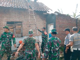 Bentuk Kepedulian TNI, Anggota Kodim 0816 Sidoarjo Beserta Jajaran Bantu Merenovasi Rumah Warga Terkena Puting Beliung.