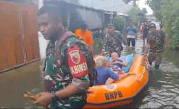 Aksi Nyata Danramil 0816/14 Taman Bersama Anggota dalam Bantu Evakuasi Korban Banjir di Desa Kramatjegu