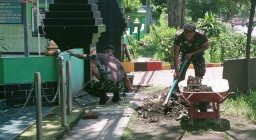 Babinsa Koramil 0816/06 Tanggulangin Gotong Royong Perbaiki Saluran Air yang Rusak