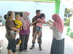 Kiprah Dedikatif Sertu Catur WS, Mengawal Kesuksesan Program Imunisasi PIN di Desa Boro