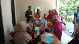 Babinsa Koramil 0816/13 Wonoayu Berperan Aktif dalam Mendukung Kesehatan Anak - Suksesnya Kegiatan Posyandu di Dsn. Lumbang