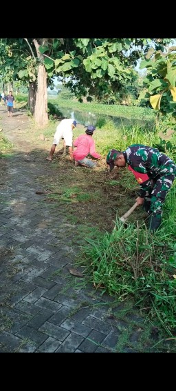 "Kerjasama dalam Aksi Kebersihan, Babinsa Serda Moh Zahlan dan Warga Sukodono Gotong Royong Untuk Lingkungan Bersih