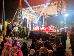 Babinsa Koramil 0816/04 Porong dan Warga Pamotan Bersatu dalam Tradisi Ruwah Desa Penuh Sholawat