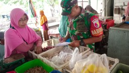 Babinsa 0816/03 Buduran melaksanakan monitoring harga bahan pokok di Pasar Tradisional