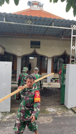 Babinsa Koramil 0816/01 bersama warga Cemengkalang Sidoarjo gotong royong perbaikan mushola pasca hujan angin.