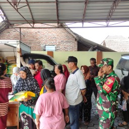 Serma Edi Babinsa Kebaron Dampingi Pasar Murah Bagi Warga Kelurahan Kebaron