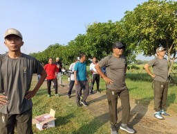 Anggota Koramil 0816/05 Tulangan Dpp Peltu Marjuki Senam Pagi Bersama Warga Dan Muspika
