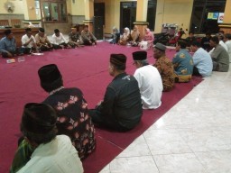 Serka Nur Asandi Babinsa Koramil 0816/05 Bersama Danramil Hadiri Doa Bersama Ruwat Desa Singopadu Tahun 2024