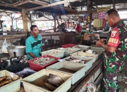 Babinsa Monitoring Peningkatan Harga Sembako di Pasar Tradisional Desa Penambangan Balongbendo