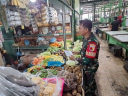 Babinsa Koramil 0816/15 Sukodono, Memantau Kestabilan Harga Sembako dan Stok di Pasar Tradisional Sukodono Menjelang Ramadhan 2024