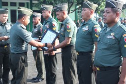Dandim 0816/Sidoarjo Memimpin Upacara Purna Tugas dengan Khidmat di Lapangan Apel Kodim 0816/Sidoarjo