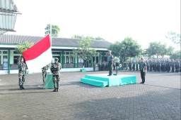 Prajurit dan PNS Kodim 0816/Sidoarjo melaksanakan Upacara Bendera yang Khidmat di Hari Senin