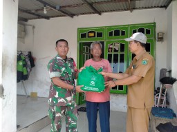 Babinsa Desa Boro Bangun Kesejahteraan Melalui Pendampingan dan Pendistribusian Sembako di Desa Boro