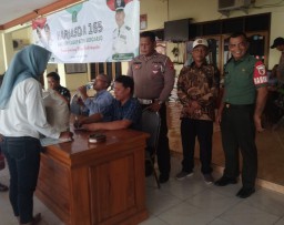 Babinsa & Bhabinkamtibmas Kelurahan Kebaron, Laksanakan Kegiatan Pendampingan Penyaluran Bantuan Pangan untuk Masyarakat Di Balai Desa Kebaron