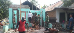 Anggota Koramil 0816/11 Tarik Bersama Warga Masyarakat Laksanakan Bedah Rumah Tidak Layak Huni