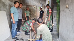 Danramil Kapten Inf Moh. Said & Batuud Koramil 05/Tulangan Berserta Babinsa Bergerak Perbaiki Rumah Tidak Layak Huni Warga Binaan