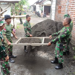 Anggota Babinsa 05/Tulangan Saling Membahu Laksanakan RUTILAHU SWADAYA MANDIRI Renovasi Rumah Warga Binaan.
