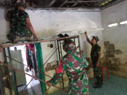 Danramil 0816/09 dan Batuud Koramil 09/Krian Berserta Babinsa gerak cepat Perbaiki Rumah Tidak Layak Huni Warga Binaan Sidoarjo