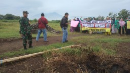 Kehadiran Sertu Sukandar Koramil 05/Tulangan Membaur dan Memantau Aksi Unjuk Rasa