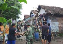 KORAMIL 0816/10 Balongbendo tingkatkan kesejahteraan Masyarakat dengan program RUTILAHU MANDIRI