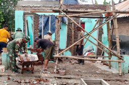 Bentuk Kepedulian Anggota Koramil 0816/11 Tarik, Bedah Rumah Tidak Layak Huni Warga Binaan Yang Kurang Mampu