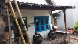 Koramil 0816/15 Sukodono Laksanakan Program Rehabilitasi RTLH Mandiri Di Desa Cangkringsari