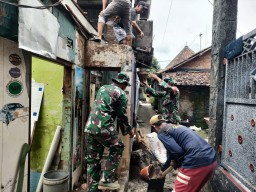 Semangat kebersamaan warga Kelurahan Sidokare dengan Koramil 0816/01 dalam program Rutilahu.