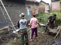 Gotong royong para Babinsa 09/Krian bangun Rutilahu Swadaya Mandiri Warga Binaan.