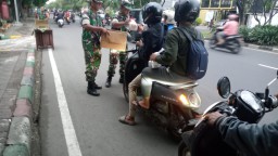 Berkah Ramadan, Anggota Makodim 0816/Sidoarjo beserta jajarannya bagikan takjil di jalanan