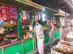 Pastikan Ketahanan Pangan Tersedia Babinsa Koramil 0816/11 Tarik Monitoring Dan Cek Harga Sembako Di Pasar Tradisional