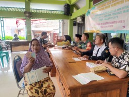 Babinsa Koramil 0816/06 Tanggulangin Mendampingi Pemberian BLT Selama 3 Bulan di Balai Desa Banjarasri Sidoarjo