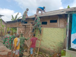 Koramil 0816/01 Sidoarjo sukseskan bedah rumah warga desa Cemengbakalan dalam program Rutilahu mandiri 2024.