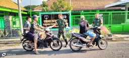 Koramil 0816/08 Jabon Bagi-Bagi Takjil Dengan Penuh Semangat.