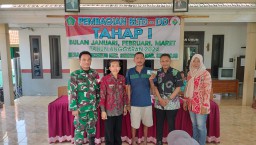 Babinsa Koramil 0816/15 Sukodono Serda Rama Melaksanakan pendampingan pembagian BLTD