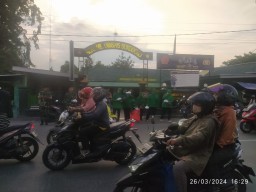 Danramil 0816/15 Sukodono dan seluruh Babinsa Koramil Sukodono serta Ibu Persit Ranting 16 Sukodono membagikan 100 Takjil.