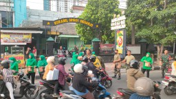 Berkah Ramadhan 1445 H anggota Koramil dan Persit 0816/01 Sidoarjo bagikan paket takjil.