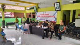 Sertu Sucipto Dampingi Penyaluran BLT DD Tahap I di Desa Lajuk, 88 KK Terima Bantuan Tunai
