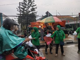 Berbagi Kebaikan, Babinsa Beserta Persit Koramil 0816/05 Tulangan Bagikan Takjil Berbuka Puasa