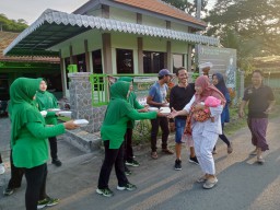 Koramil Jabon Bagi-Bagi Takjil Menjelang Berbuka Puasa.