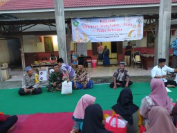"Babinsa Plaosan, Serka Henki Hendra Purnama, Menghadiri Acara Santunan dan Buka Bersama untuk Anak Yatim Piatu di Desa Plaosan, Sidoarjo