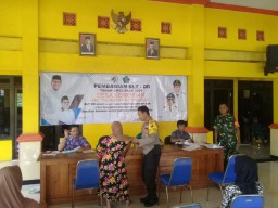 Serma Sukardi Babinsa Koramil 05/Tulangan Hadiri Penyaluran BLT DD Desa Kepatihan
