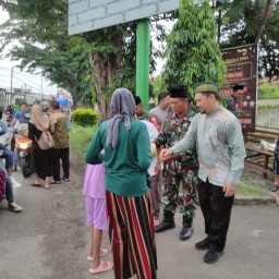 Kolaborasi Muspika Kecamatan Tulangan Bersama Koramil 0816/05 & Polsek Bersama Bagi Takjil Kepada Warga