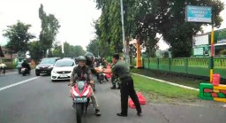 Danramil 0816/12 Prambon dan Anggotanya Bagikan Takjil, Menyemarakkan Bulan Ramadan dengan Kebersamaan dan Kepedulian