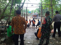Bapak dan Anak Terjebur Sungai Perbatasan Sidoarjo dan Gresik Ditemukan oleh petugas Gabungan