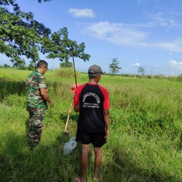 Dukung Penghijauan Di Wilayah Binaan, Babinsa Koramil 05/Tulangan Bersama Warga Tanam Pohon