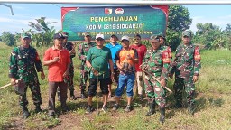 Anggota Koramil 0816/03 Buduran bersama Pemdes Dukuhtengah melaksanakan penghijauan